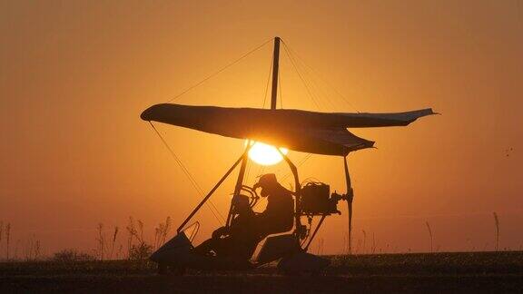 悬挂式滑翔机在美丽的日落背景下准备试飞