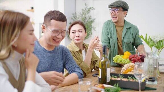4K亚洲男女聚会庆祝在家共进晚餐