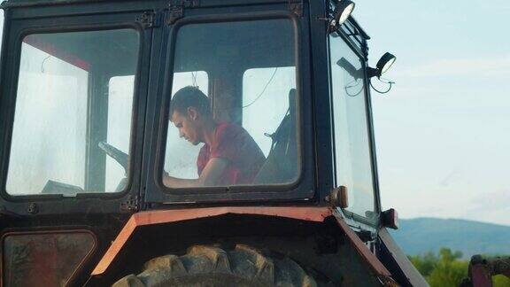 Сlose-up拖拉机司机苏联农民在播种前耕种土地