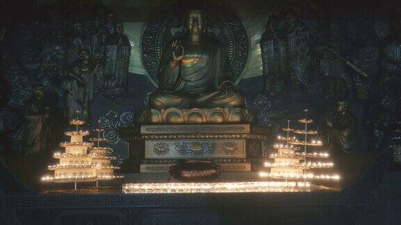 烛光与佛像