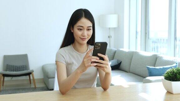 亚洲年轻女性喜欢用手机上网聊天