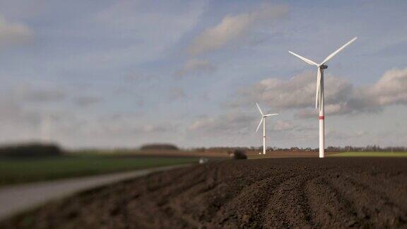 风力涡轮机在农田中转动