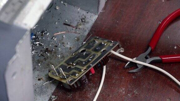 特写焊接电子电线到PC板