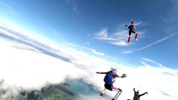 自由跳跃者在瑞士阿尔卑斯山上空翱翔