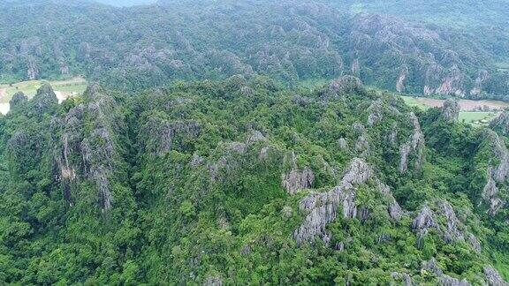 鸟瞰图飞过泰国的山