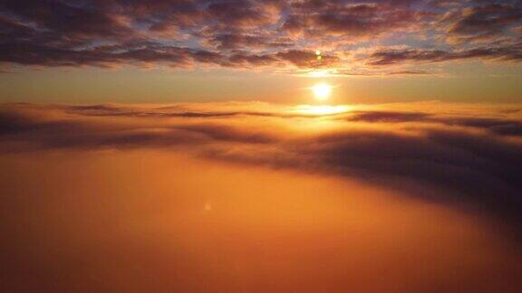 日落时天空中充满活力的云朵的电影镜头