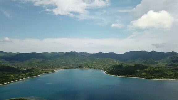 空中海景热带度假和岛屿跳跃吉利航空岛和龙目岛印度尼西亚南吉利群岛吉利·Asahan岛沙滩上的狭长沙粒蓝色的大海上有珊瑚