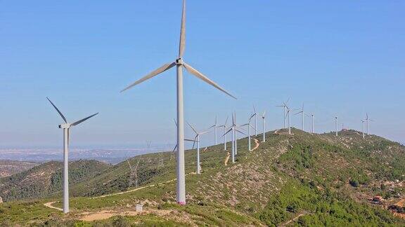 风力涡轮机在美丽的阳光明媚的夏季山区景观