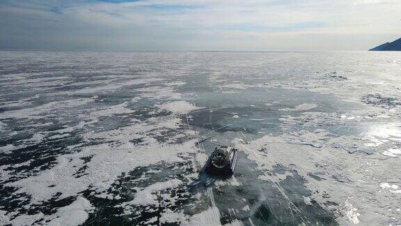 气垫船在光滑的冰面上漂流慢动作史诗电影无人机镜头