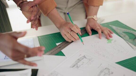 建筑师手和图纸规划施工讨论或会议上的桌子上的办公室工程人员在工业建筑或项目设计中的战略布局