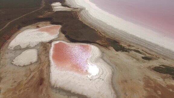 天线:红色盐湖晶莹的水面
