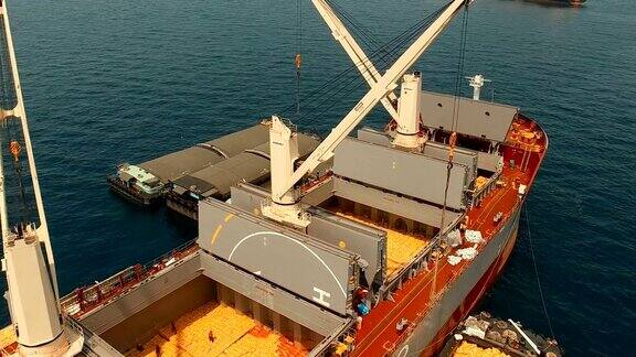 集装箱船在港口装载产品