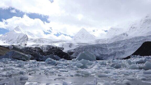中国西藏冬季冰川山脉景观