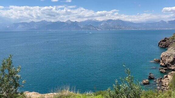 从海岸眺望春天的海景