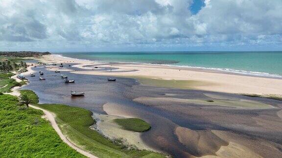 巴西东北部里约热内卢GrandedoNorte里约热内卢doFogo村的海滩上的河流