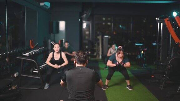 亚洲华人身体积极女性参加健身俱乐部的健身运动训练课程