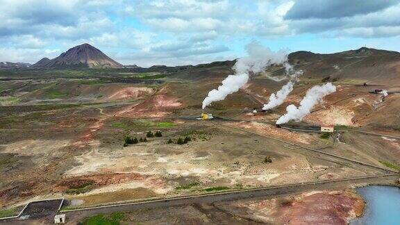 现代地热发电厂位于冰岛风景如画的火山景观中热白色蒸汽烟雾从管道中冒出可再生绿色能源可持续能源鸟瞰图4k