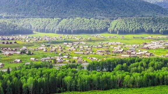 美丽的木屋建筑和新疆的自然山景