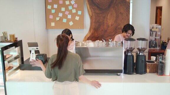 4K群的亚洲男女在咖啡店工作