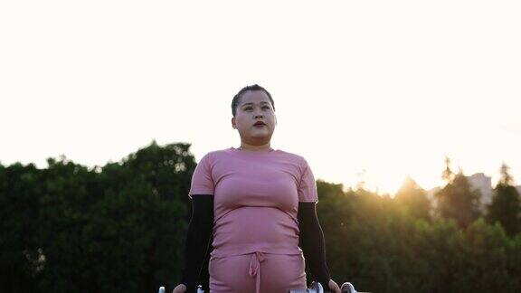 身材魁梧的年轻亚洲女性自信地通过锻炼改变自己