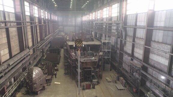 修理码头与旧船的细节和工人在工厂