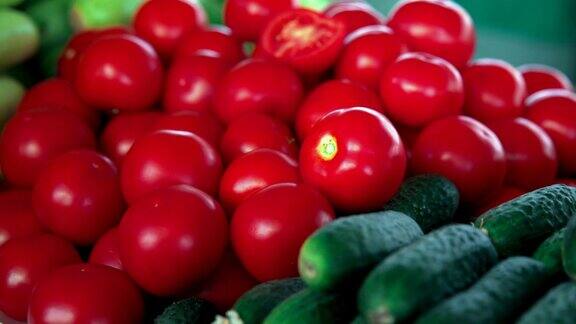 杂货市场成堆的西红柿、黄瓜和西葫芦