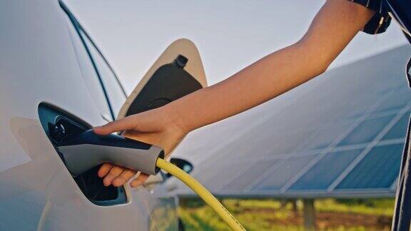 SLOMO女子用太阳能为她的电动汽车充电