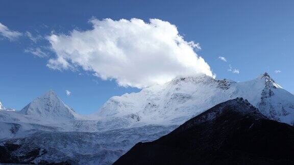 中国西藏的冰川山脉景观
