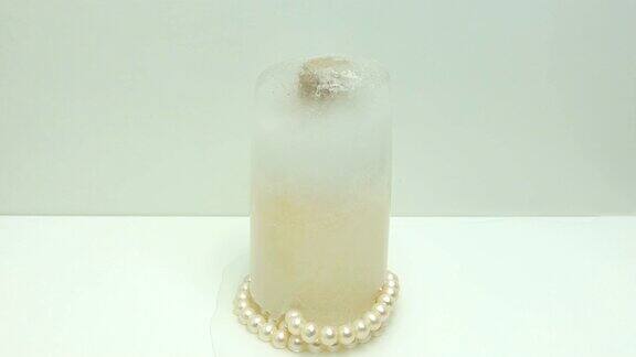 倒转香水瓶和珍珠上的冰产生的时间流逝