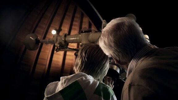 爷爷和孙子在天文台