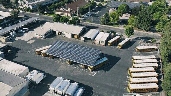 鸟瞰图:装有太阳能电池板的校车停车场