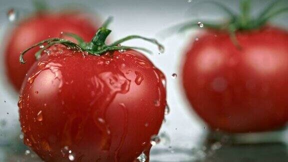 水滴落在新鲜的番茄上