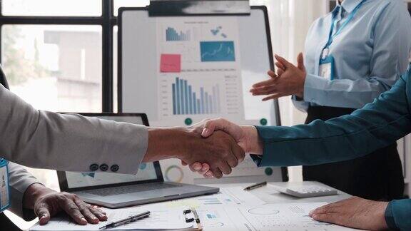 商务伙伴握手概念同事握手在一次愉快的会议后成功达成交易模糊的背景