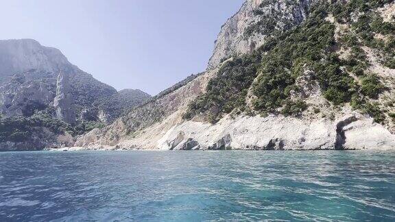 撒丁岛地中海海湾清澈湛蓝的海水