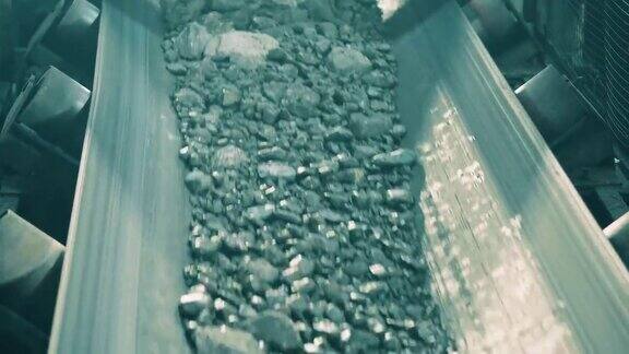 采矿业化石矿物加工破碎的矿石在工业运输机器上