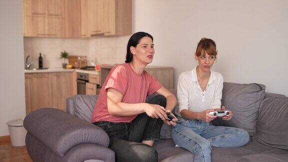 女性朋友玩电子游戏