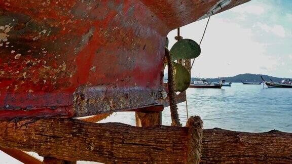 正在修理的旧渔船