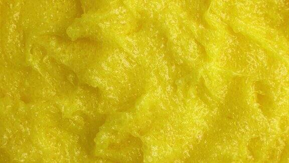 顶视图明黄色柠檬去角质糖磨砂体纹理圈旋转靠近