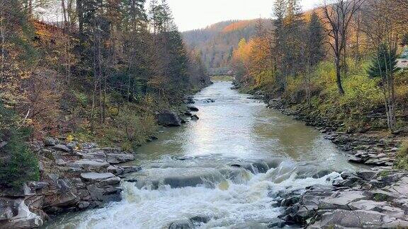 山河在秋天的森林里从桥上看