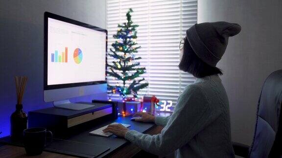 自由职业者亚洲妇女使用电脑而在家里工作的圣诞节假期