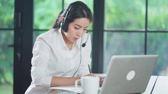 亚洲商务女性在视频会议中与同事团队讨论计划一组商务人员使用计算机进行在线会议的视频电话会议智能在家工作