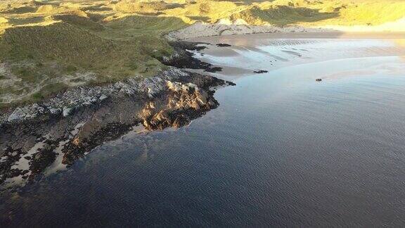 爱尔兰多尼戈尔的Kiltoorish海湾海滩和Ardara和Portnoo之间的Sheskinmore海湾之间的海岸