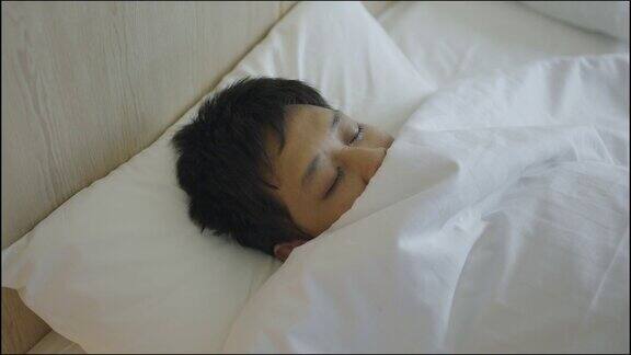 亚洲男人半脸睡在床上