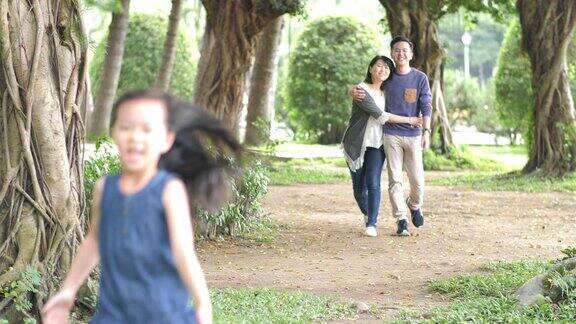 快乐的中国家庭和女儿在公园