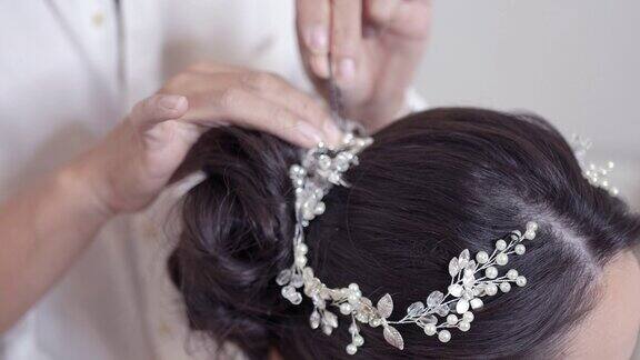 新娘用钻石发卡扎头发