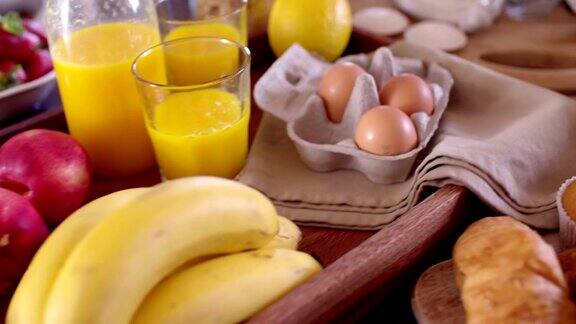 碗里的新鲜水果是健康的早餐