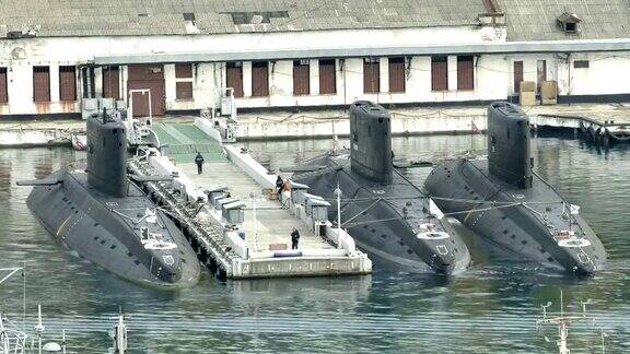 军事基地码头上的现代潜艇