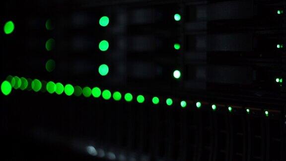 服务器机房设备灯显示绿光背景模糊