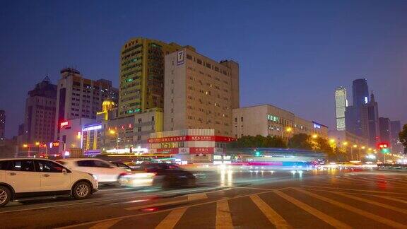 日落之夜照亮长沙市交通街道十字路口全景时间跨度4k中国