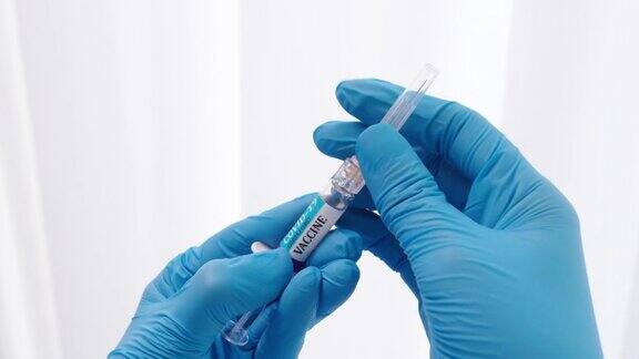 医生或研究人员用手拿着口罩将疫苗注入注射器医用口罩用注射器注射疫苗新型冠状病毒疫苗注射器